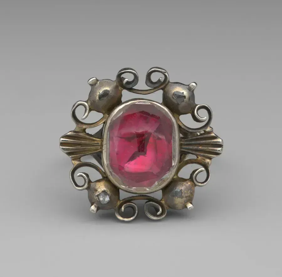 Anillo de plata del siglo XVIII con una piedra rosa en engaste cerrado