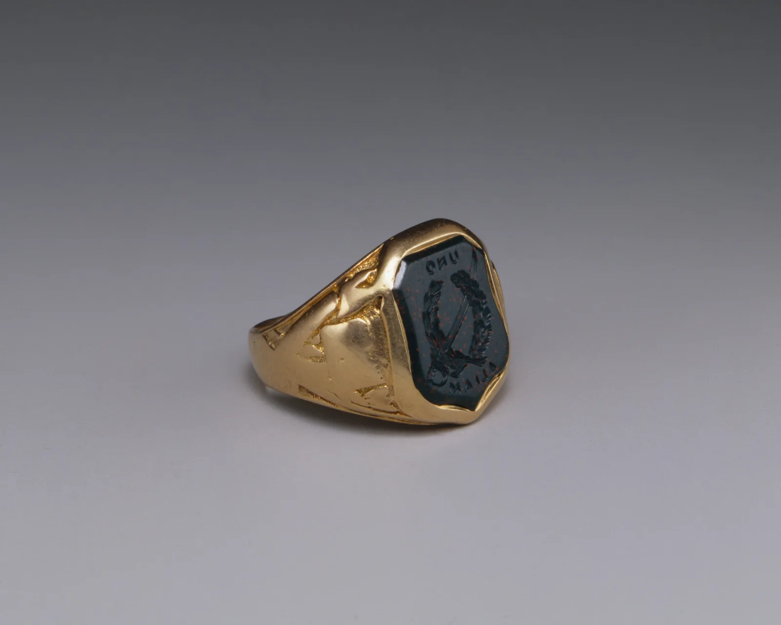 Anillo de sello de oro con piedra de sangre, obra de los joyeros Ball, Black & Co., 1864