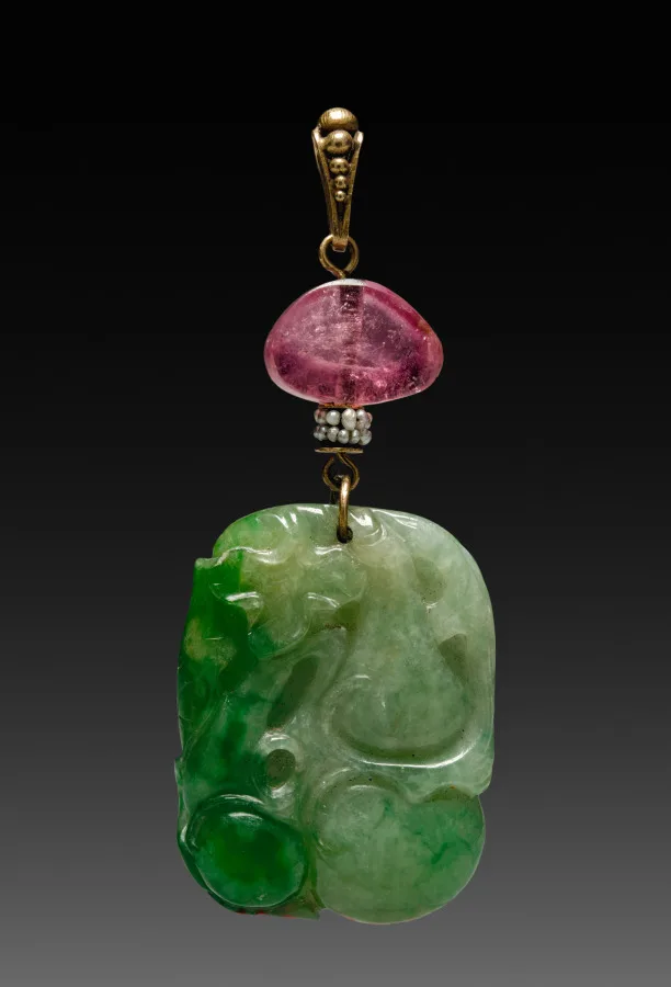 Colgante antiguo tallado en una piedra de suave color rosa