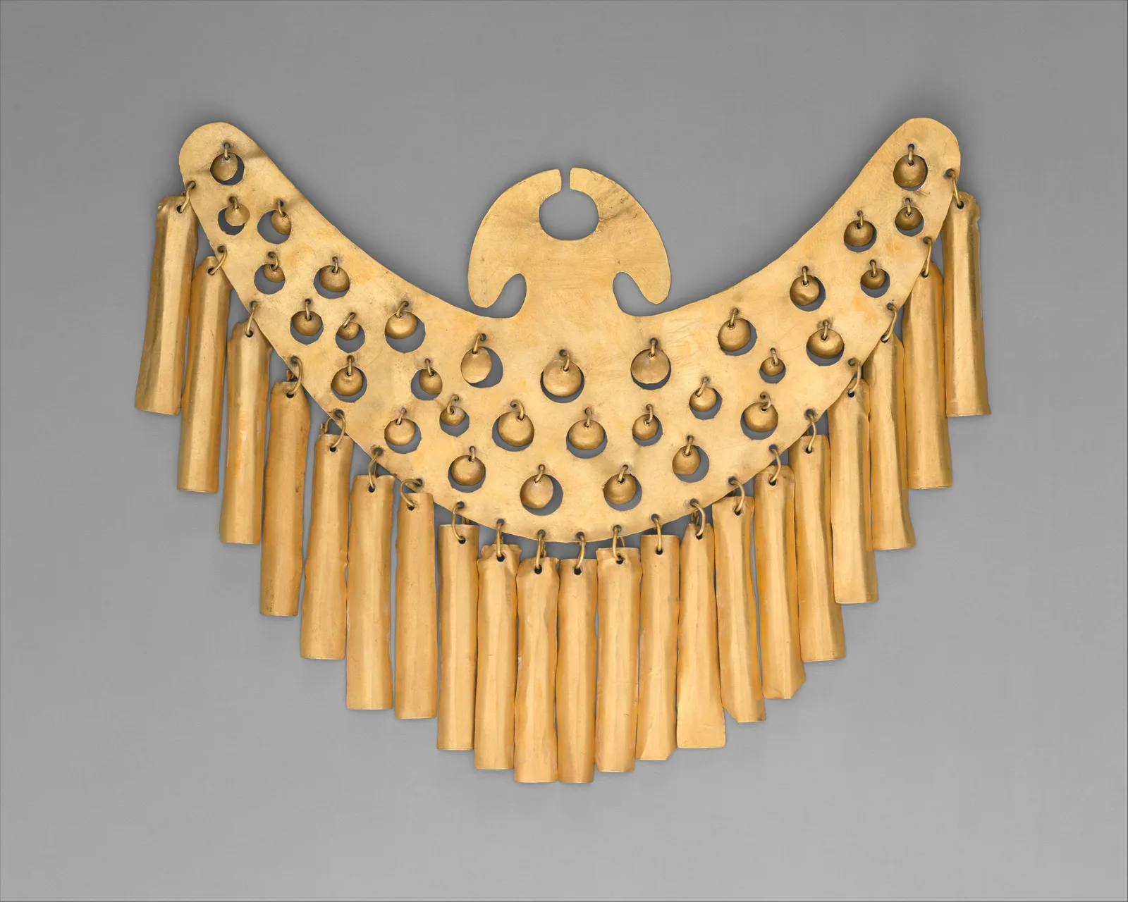 Gran ornamento nasal de oro de la cultura calima, años 100 a 700
