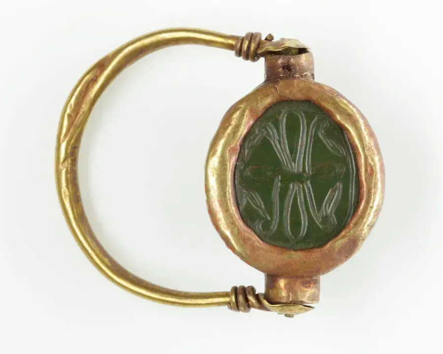 Anillo de oro del antiguo Egipto con un escarabajo de jaspe verde
