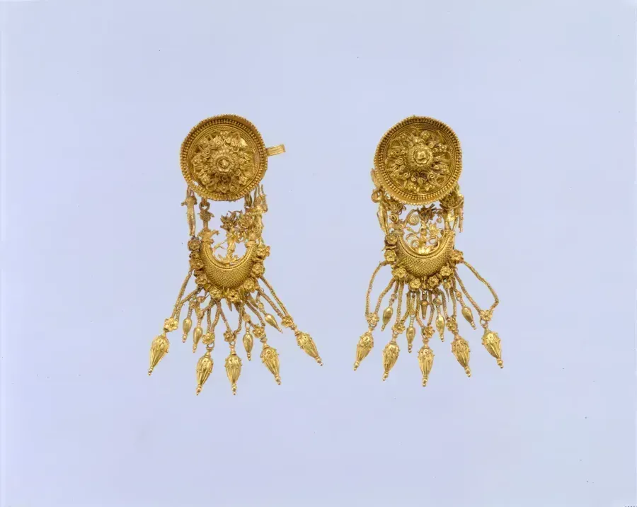 Par de pendientes de gota de oro con disco y colgante en forma de barquito, antigua Grecia