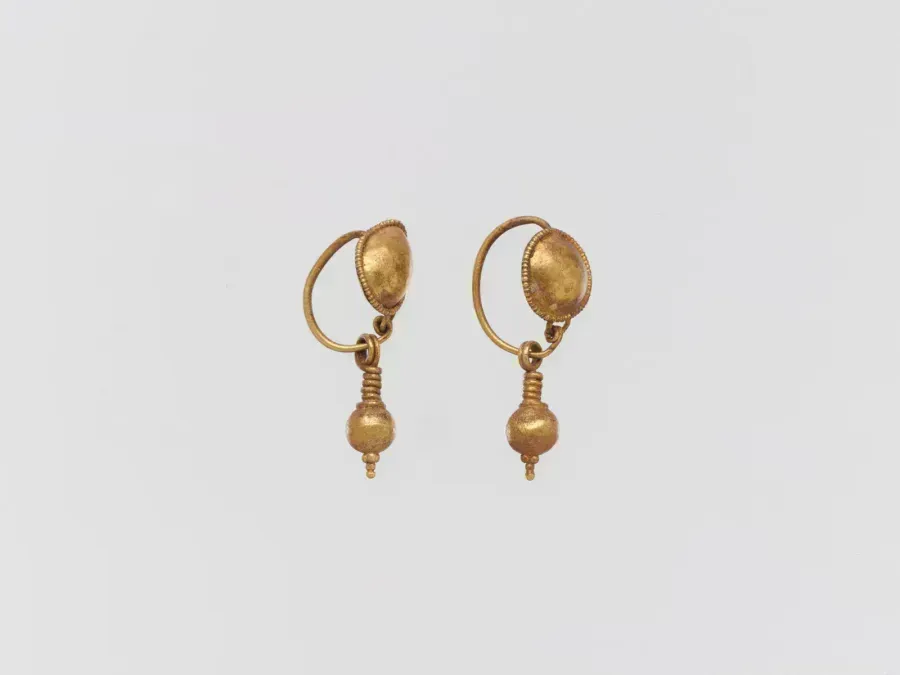 Pendientes romanos de oro con disco y colgante, siglo II d.C.