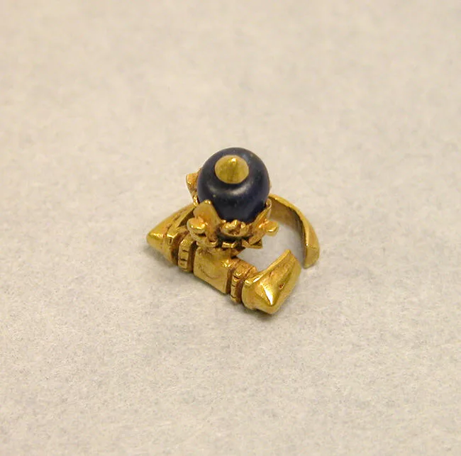 Par de pendientes de oro con colgante de loto y cuenta, Java medieval