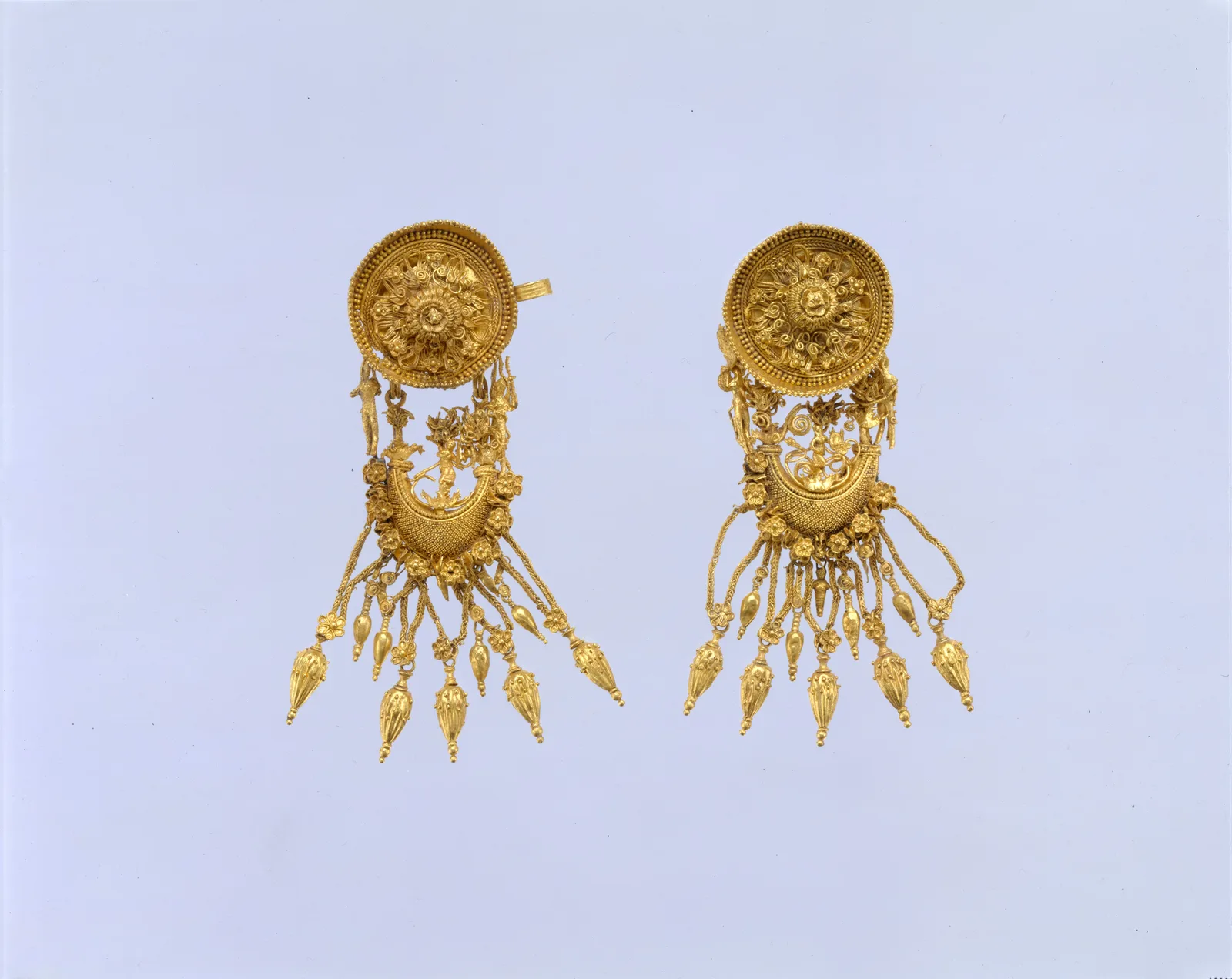 Par de pendientes de oro con disco y colgante en forma de barca, obra de la antigua Grecia