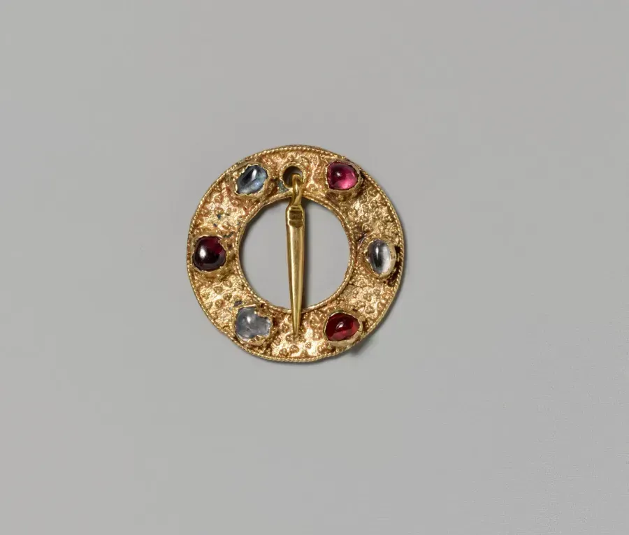 Broche anular medieval de oro engastado con espinelas y zafiros