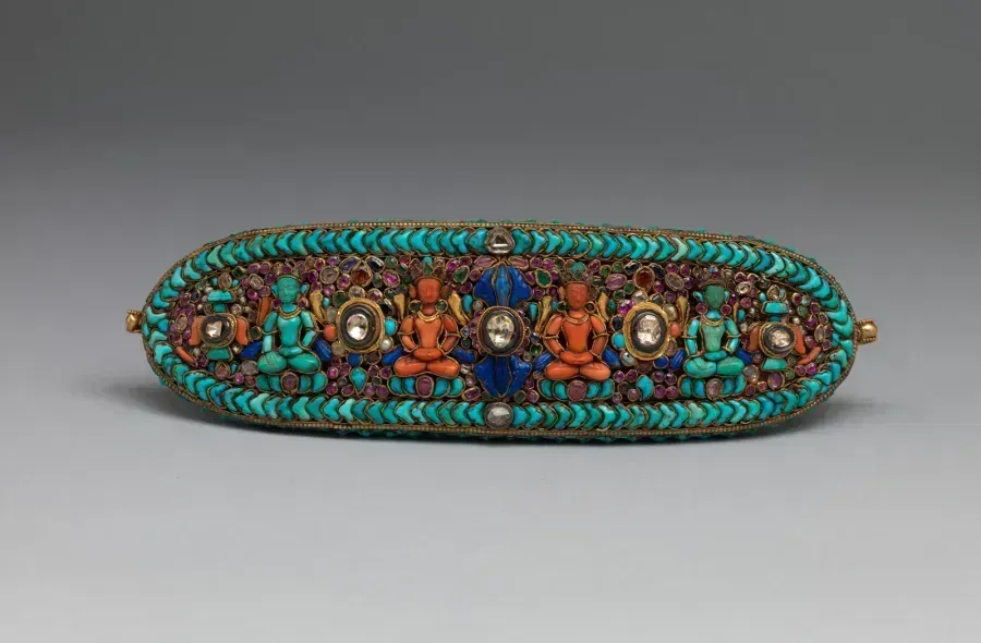 Adorno frontal himalayo para la estatua de una deidad: diadema de oro calado con incrustaciones azules de lapislázuli, turquesa, coral y perlas, que se lleva en la frente en la zona del tercer ojo
