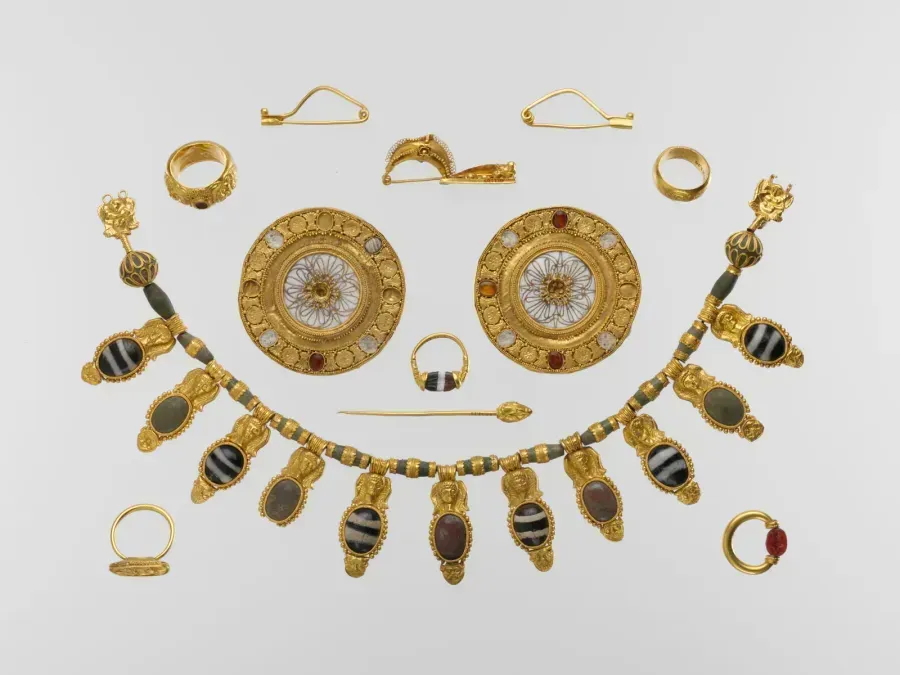 Juego etrusco de joyería de oro con cuarzo de roca, ágata y cornalina: anillos, pendientes y un collar con colgantes de distintas piedras