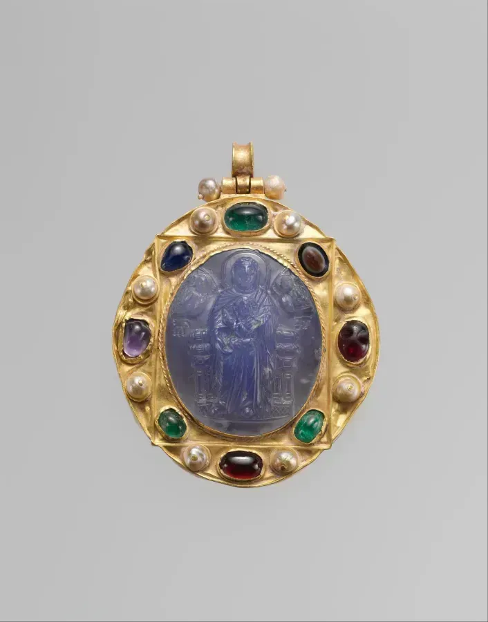 Broche colgante bizantino: montura de oro con un camafeo, perlas, granates y zafiros azules