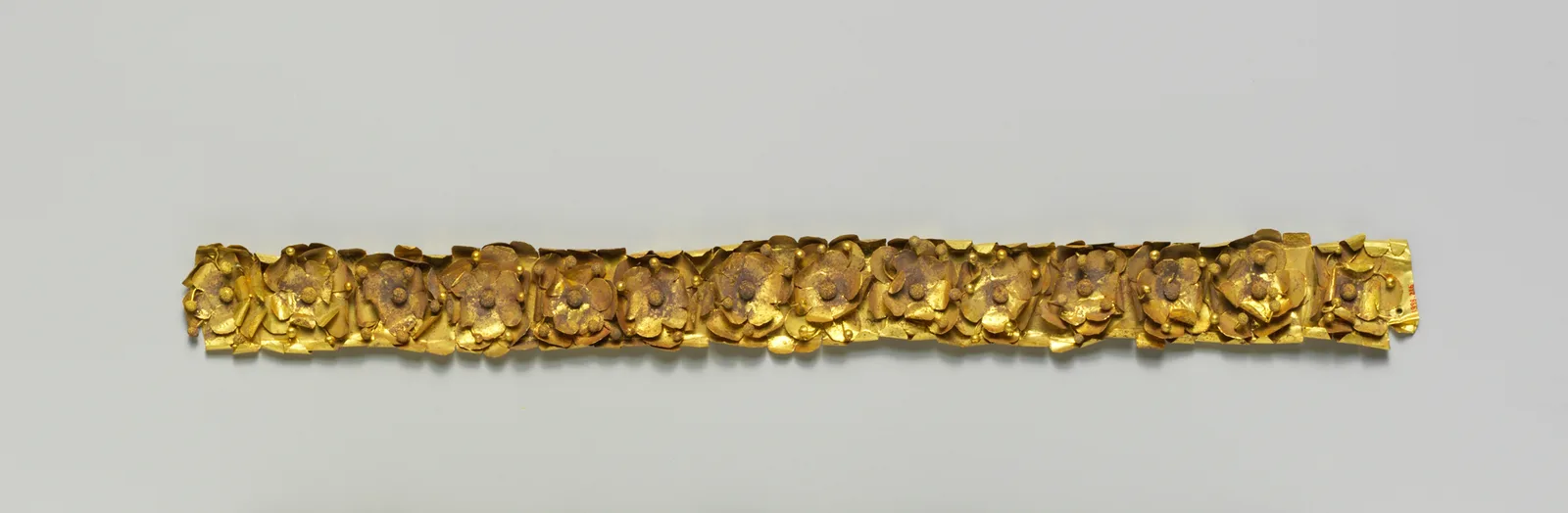 Diadema griega antigua de oro: una fina banda para la frente de oro laminado