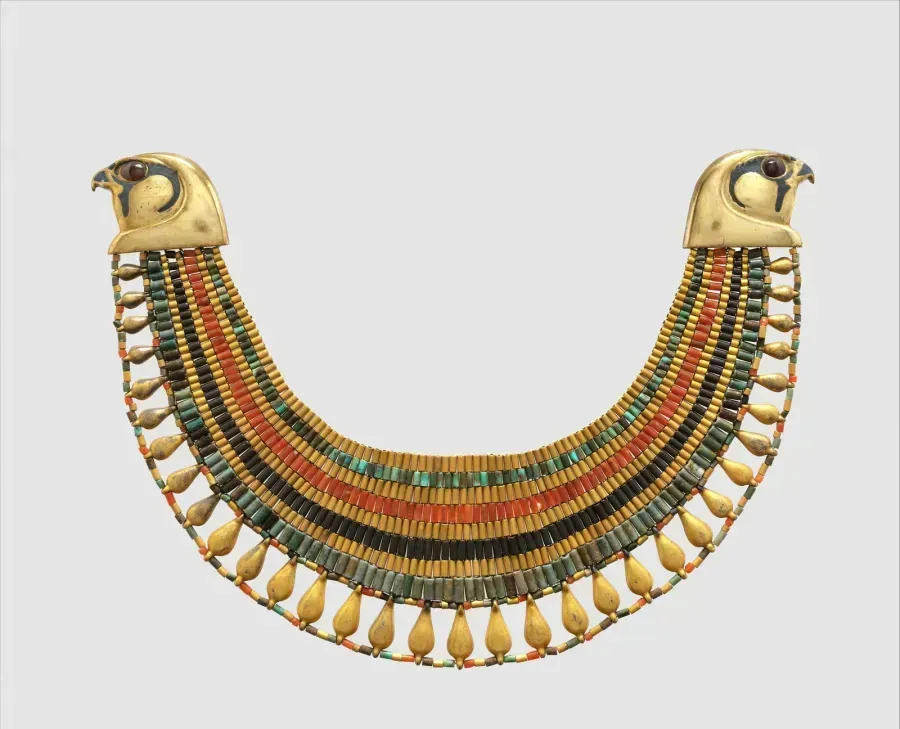 Collar ancho del antiguo Egipto de turquesa y fayenza azul verdosa