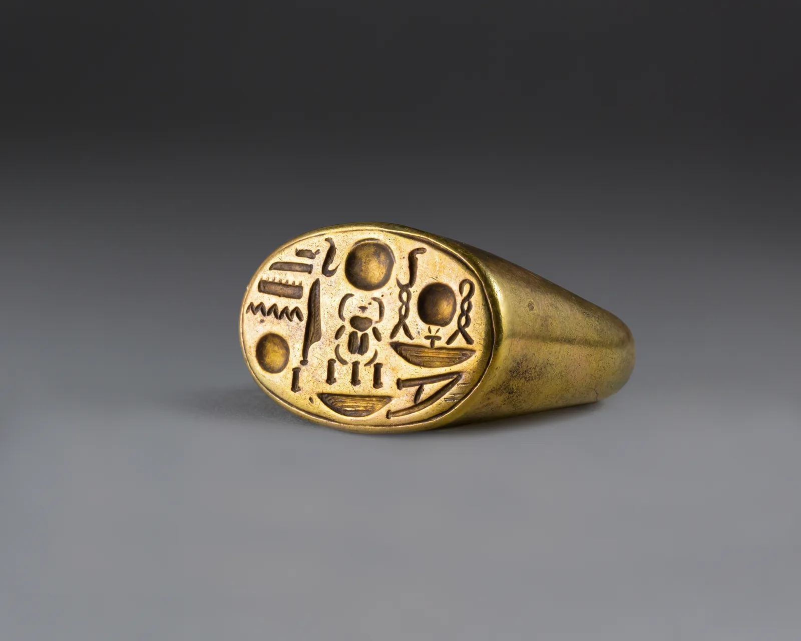 Anillo sello de oro con el nombre de trono del faraón Tutankamón