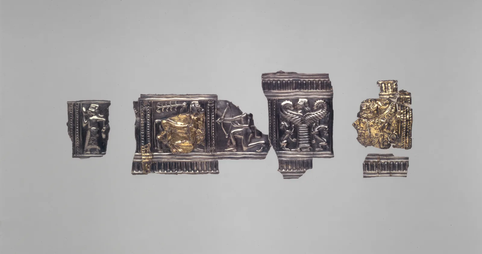 Relieve griego antiguo de plata dorada, oro sobre base de plata