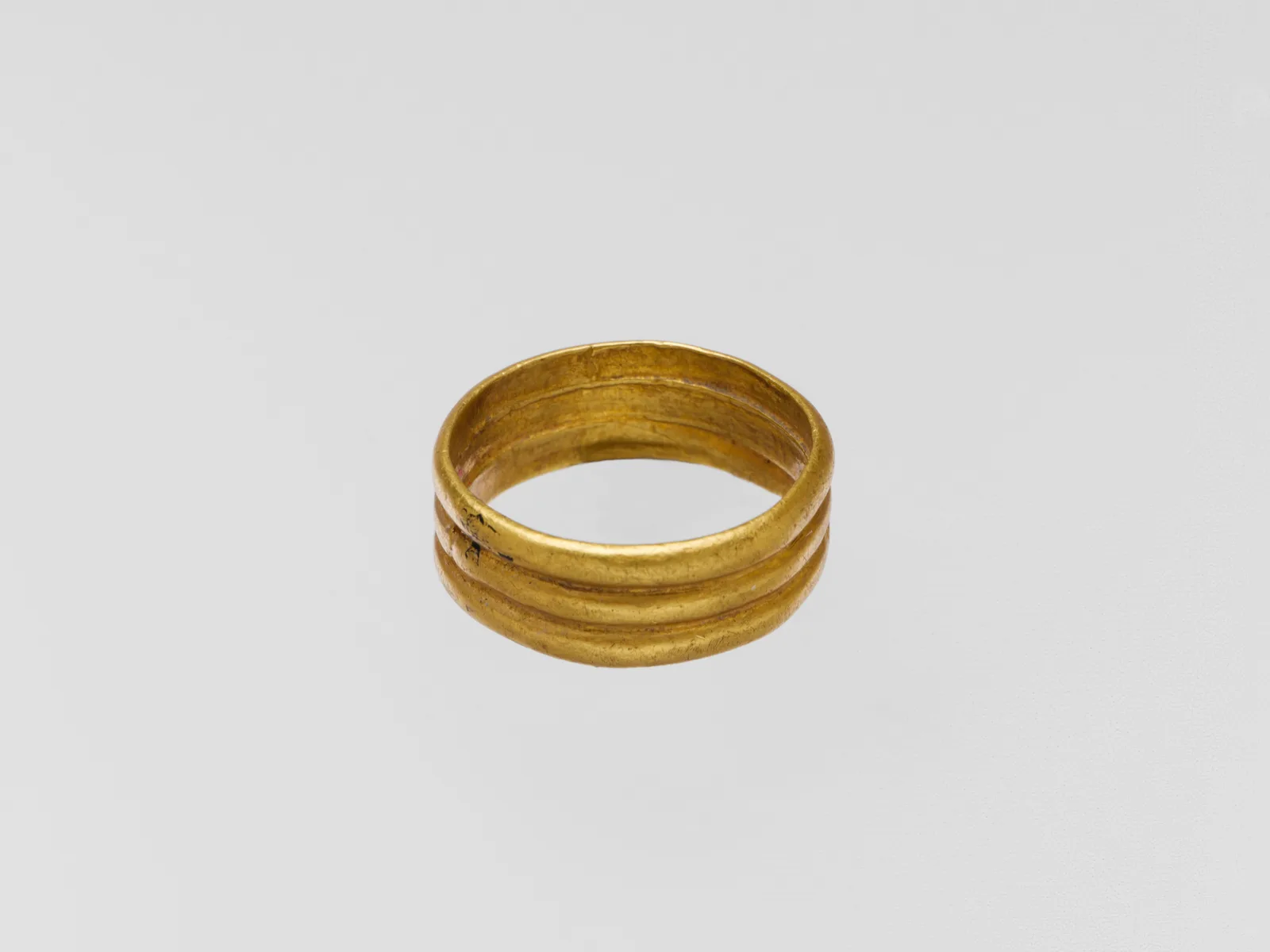 Sencillo anillo aro de oro liso sin piedras