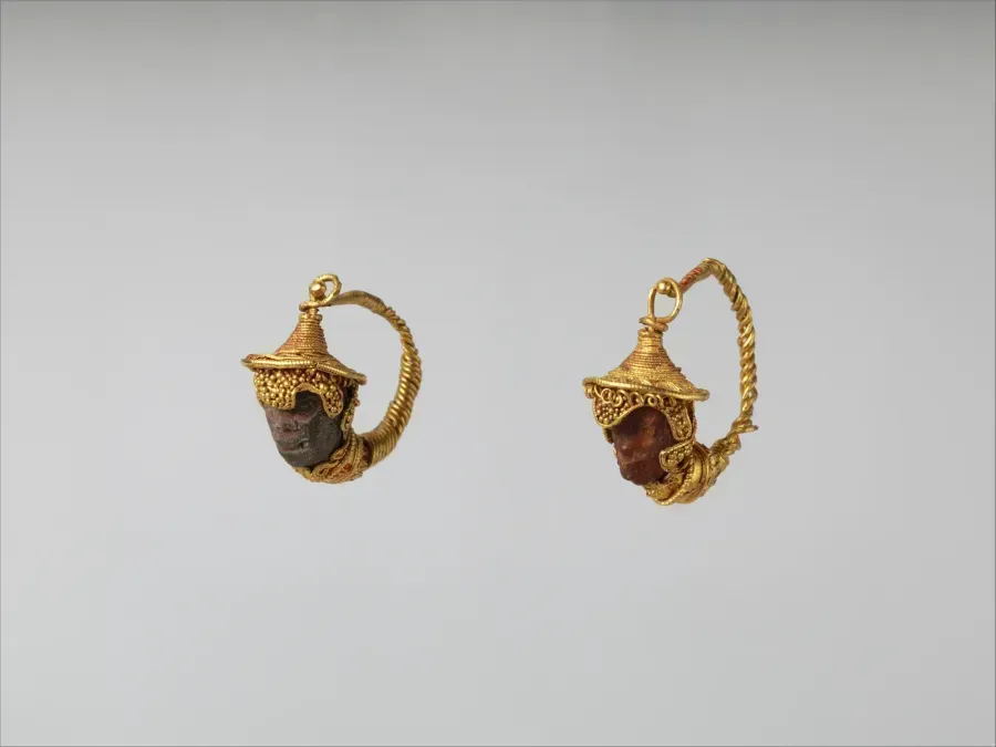 Pendientes etruscos de oro con colgante de ámbar en forma de cabeza de joven, hacia el 200 al 100 a. C.