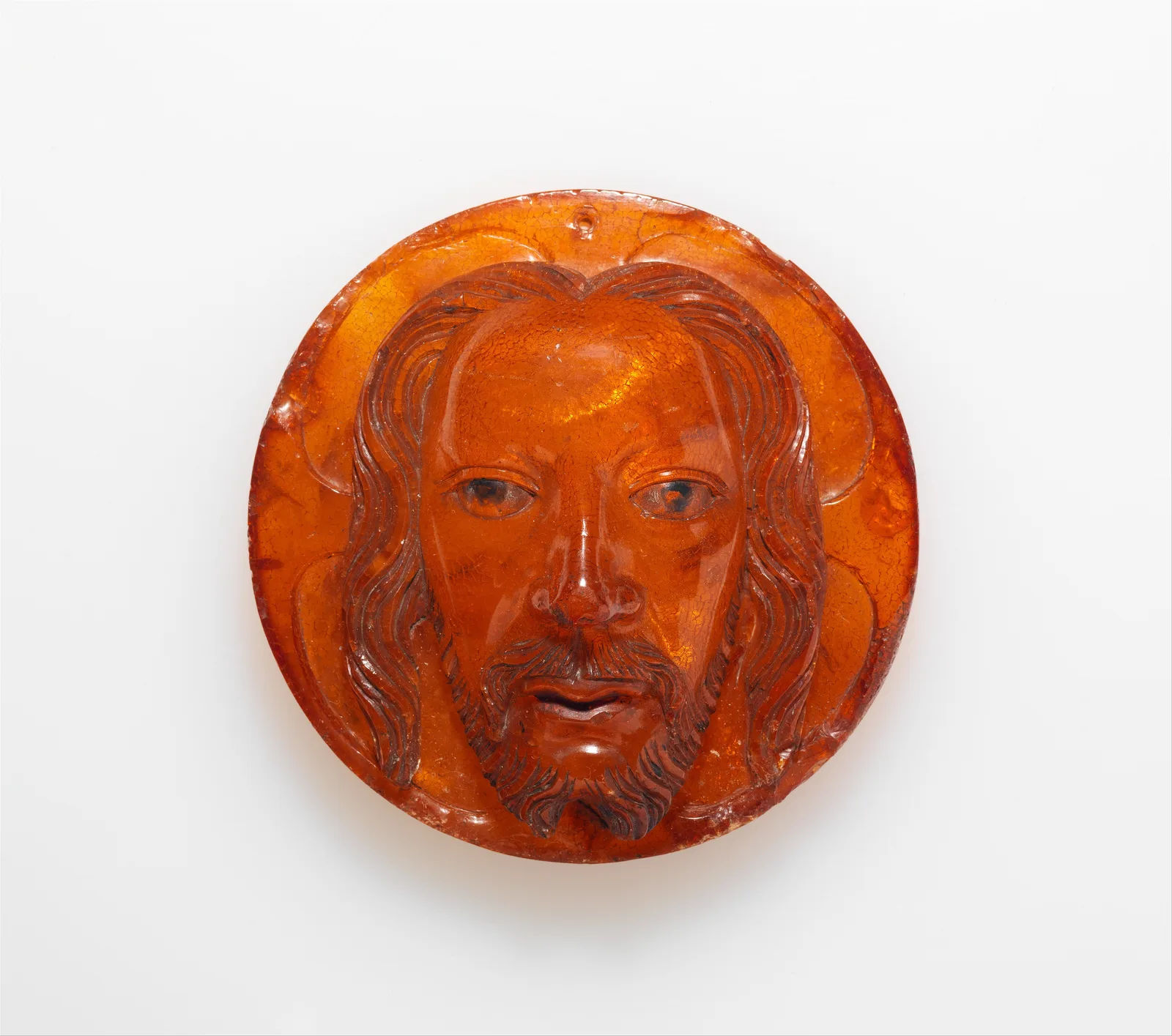 Medallón colgante tallado en ámbar báltico con el rostro de Cristo, h. 1380-1400, Polonia