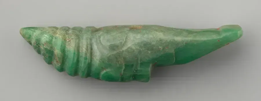 Ornamento tallado en jadeíta de la cultura maya, siglos III a IX