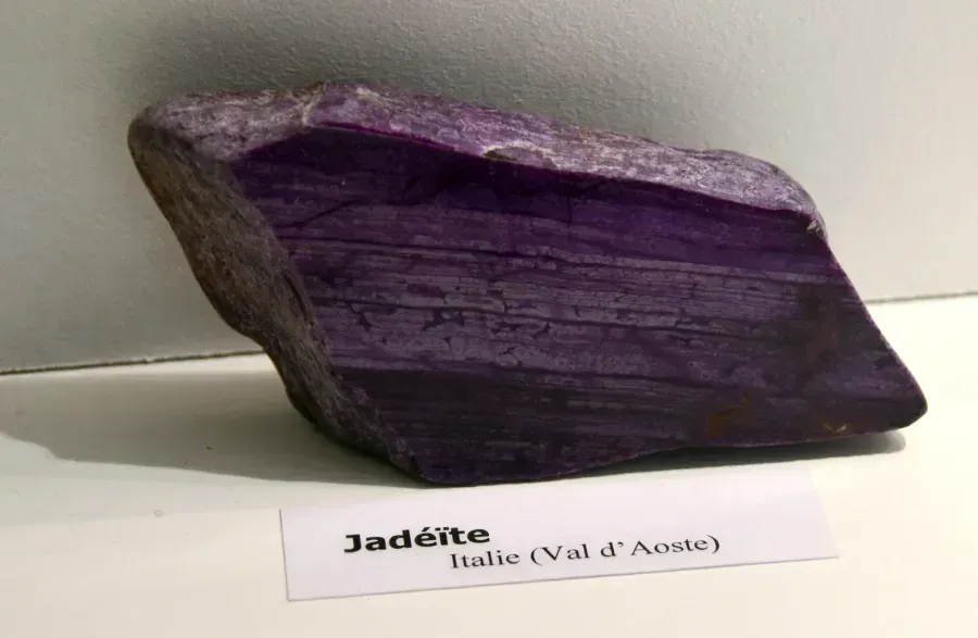 Ejemplar natural de jadeíta verde, colección mineralógica