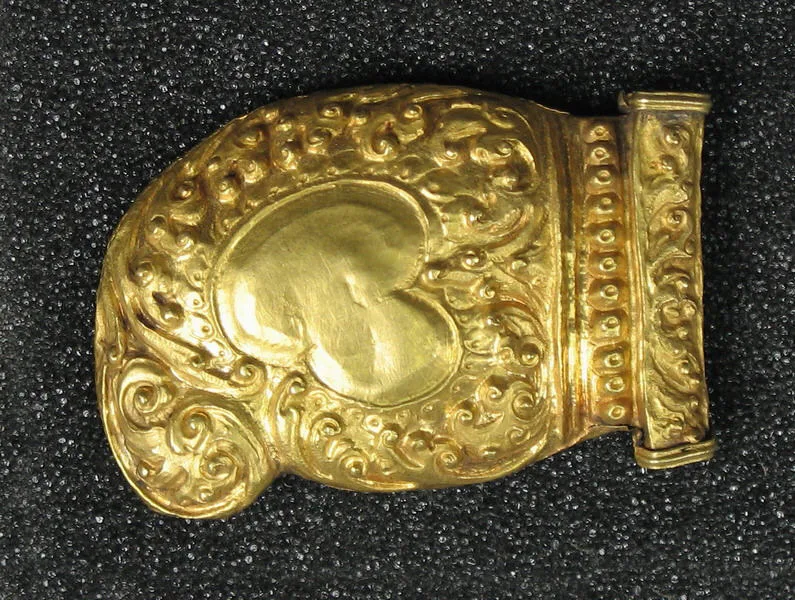 Colgante de oro en forma de garra de tigre, Java central, siglos VIII a XII