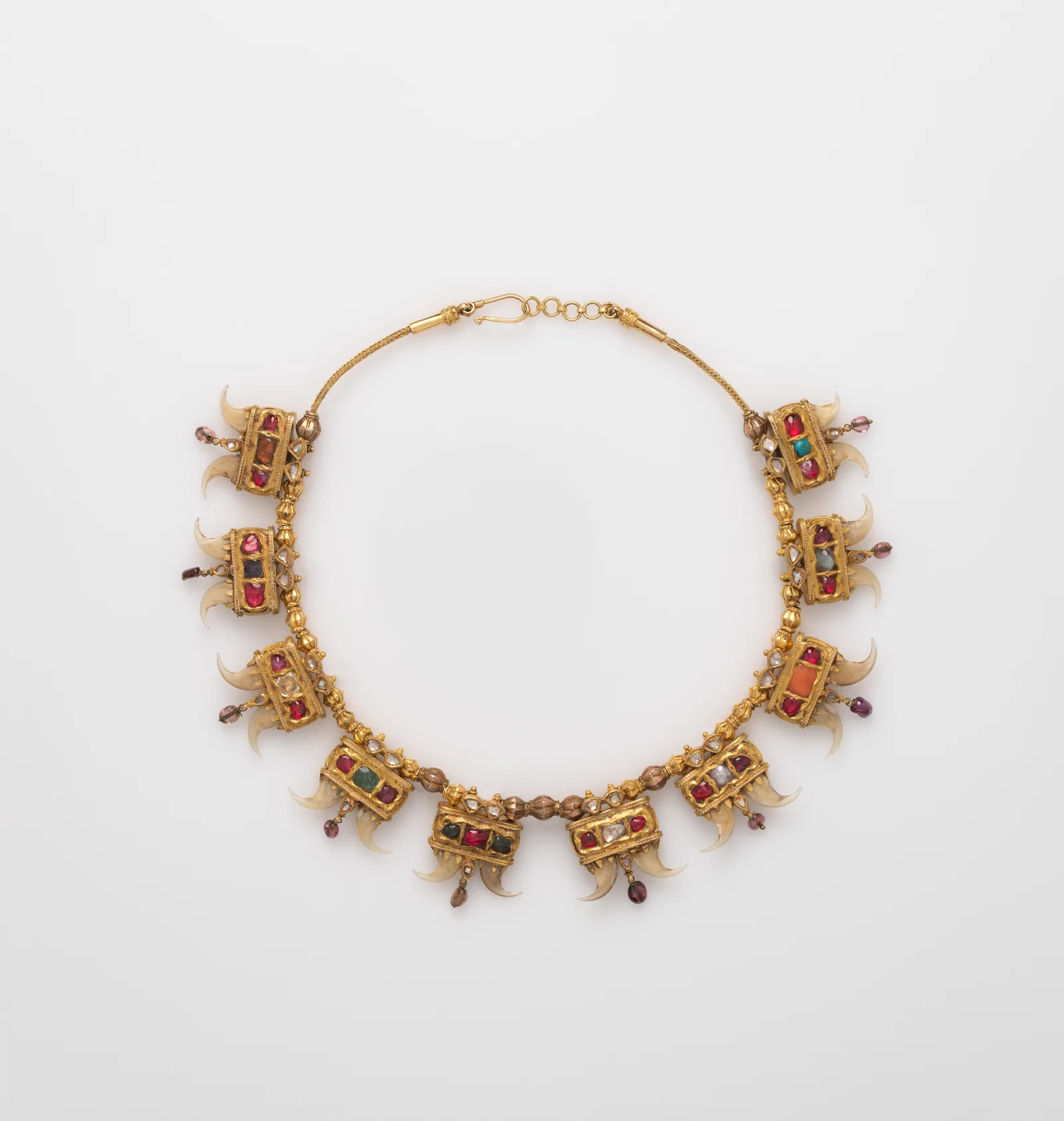 Collar indio del siglo XIX hecho con garras de tigre autenticas en montura de oro con rubies y esmeraldas