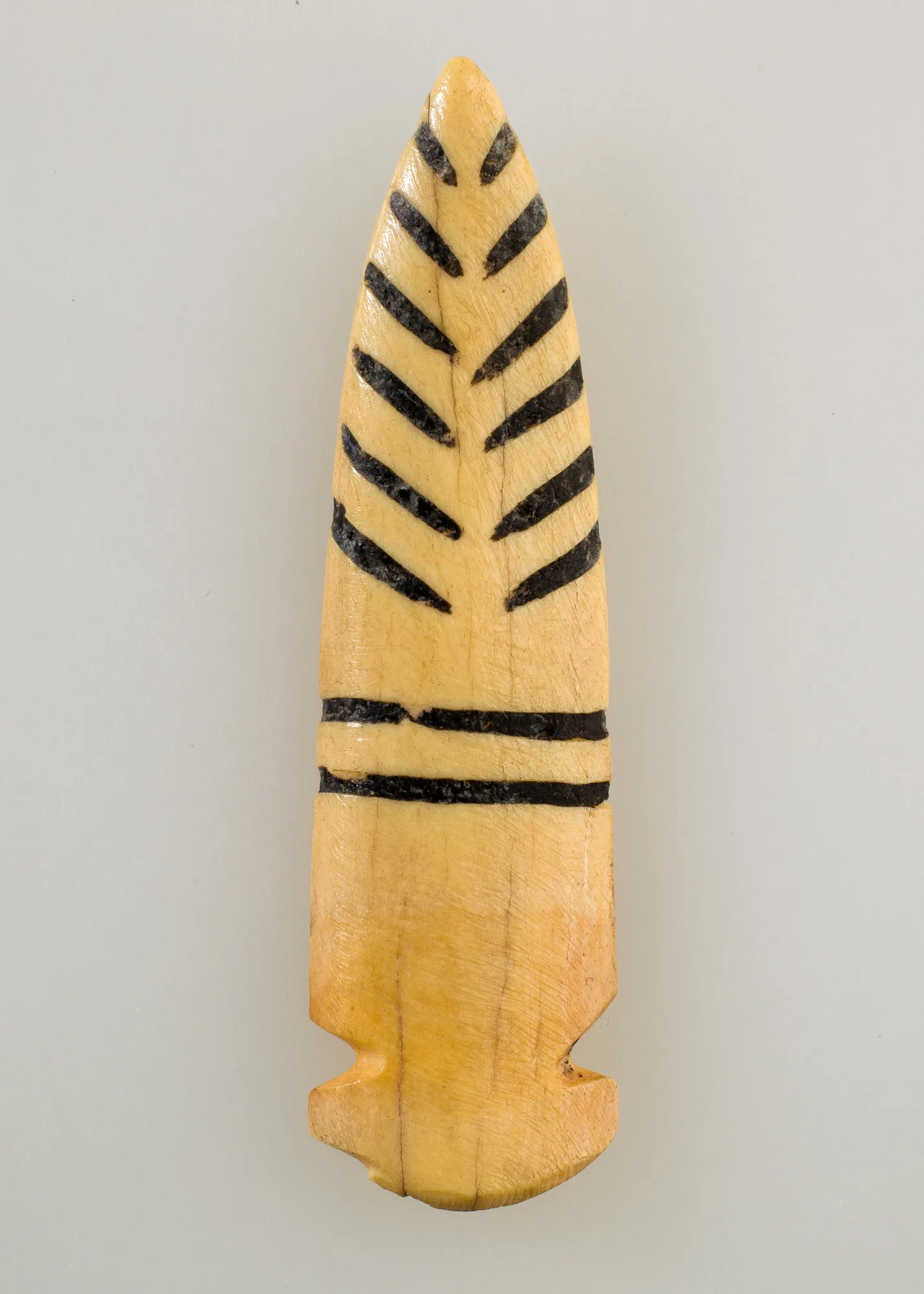 Amuleto colmillo de hueso del Egipto predinastico, hacia el 3900 a 3500 antes de nuestra era